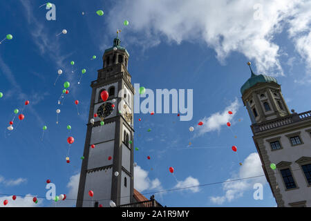 Turamichele Feier mit Ballons vor Perlach in Augsburg, Deutschland, Bayern Stockfoto