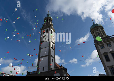 Turamichele Feier mit Ballons vor Perlach in Augsburg, Deutschland, Bayern Stockfoto