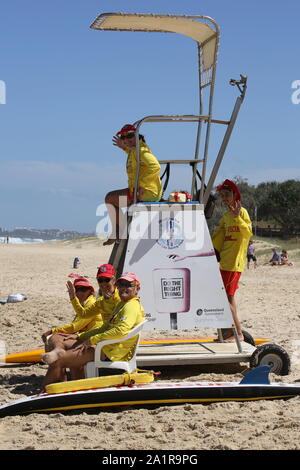 Beliebte Strände an der Sunshine Coast in Queensland werden von ausgebildeten Rettungsschwimmern patrouillierten die Sicherheit der Bürger zu gewährleisten und uptodate Information Angebot Stockfoto