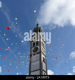 Turamichele Feier mit Ballons vor Perlach in Augsburg, Deutschland, Bayern Stockfoto