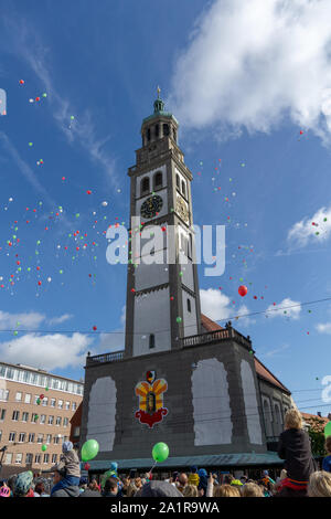 Turamichele Feier mit Ballons vor Perlach in Augsburg, Deutschland, Bayern Stockfoto