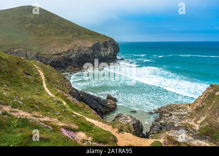 Atemberaubende Küstenlandschaft an der Kapelle Porth auf der hl. Agnes Heritage Coast in Cornwall, England, Großbritannien. Stockfoto