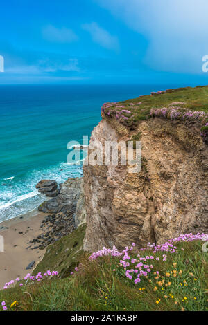 Atemberaubende Küstenlandschaft zwischen Porthtowan Strand und Chapel Porth auf der hl. Agnes Heritage Coast in Cornwall, England, Großbritannien. Stockfoto