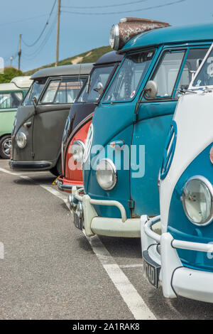 Reihen von Classic Volkswagen Wohnmobile an porthtowan Strand Parkplatz an der West Küste von Cornwall, England, Großbritannien. Stockfoto