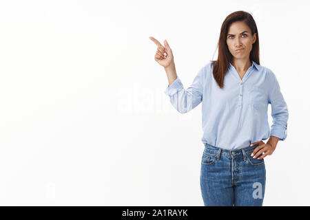 Enttäuscht, wütend, Ernst - auf der Suche kaukasische Frau mit tätowierten Arm, Grinsen ungeduldig, schmollen, perplex, schelte Tochter angeben, Stockfoto