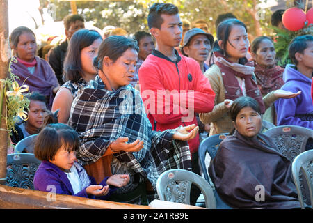 Katholischen Gläubigen bei einem Gottesdienst im Freien an der Khasi ethnische Gruppe im Dorf Jarain in der khasi Hills, Meghalaya, Indien Stockfoto