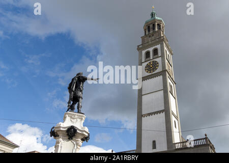 Turamichele Feier mit Ballons vor Perlach in Augsburg, Deutschland, Bayern Stockfoto