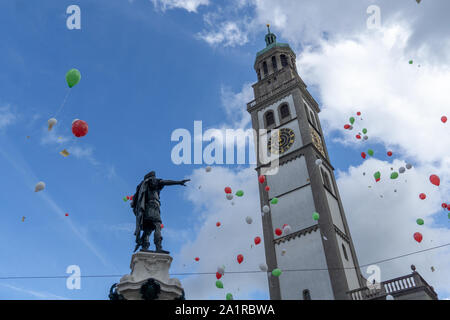 Turamichele Feier mit Ballons vor Perlach in Augsburg, Deutschland, Bayern Stockfoto