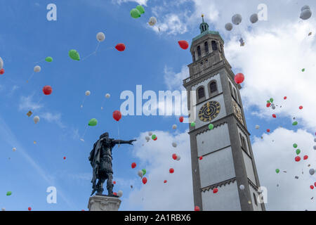 Turamichele Feier mit Ballons vor Perlach in Augsburg, Deutschland, Bayern Stockfoto