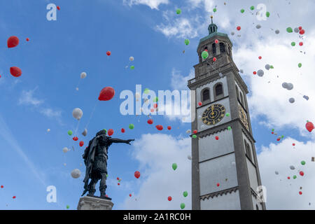Turamichele Feier mit Ballons vor Perlach in Augsburg, Deutschland, Bayern Stockfoto
