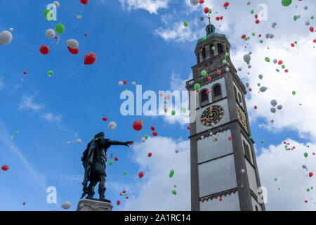 Turamichele Feier mit Ballons vor Perlach in Augsburg, Deutschland, Bayern Stockfoto