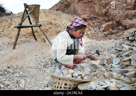 Junge Mädchen die Arbeit in einem Steinbruch in der khasi Hills, Meghalaya, Indien Stockfoto