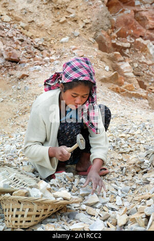 Junge Mädchen die Arbeit in einem Steinbruch in der khasi Hills, Meghalaya, Indien Stockfoto