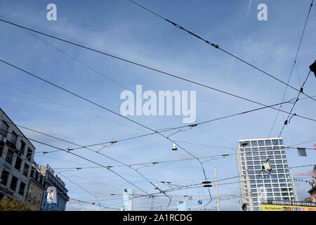 Straßenbahn Drähte gegen den blauen Himmel, Basel, Schweiz Stockfoto