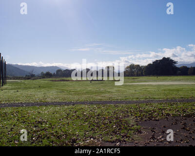 Am frühen Morgen Blick auf einen Golfplatz und silverstream finden Stockfoto