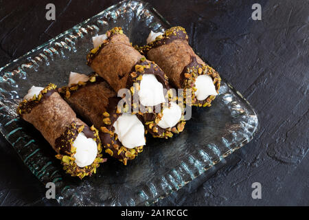 Cannoli, italienische Dessert serviert auf einem Teller Stockfoto