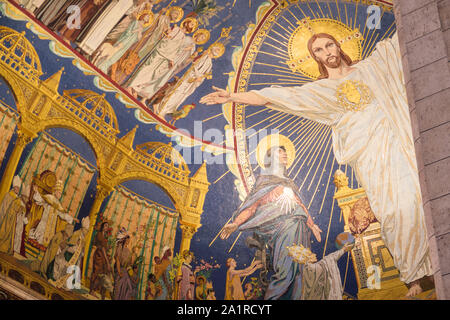 Paris, Frankreich, Sept 04, 2019: Jesus Christus die Figur an der Wand der Basilika Sacre Coeur (Herz-jesu), Paris, Frankreich Stockfoto