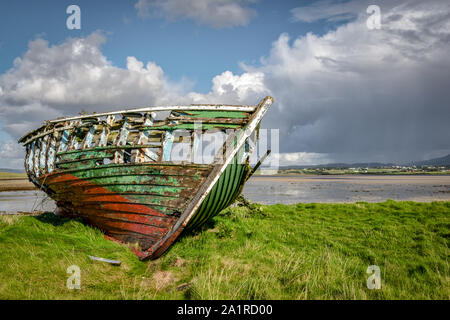 Ein altes hölzernes Fischerboot am Strand in Donegal Irland verfallende Stockfoto