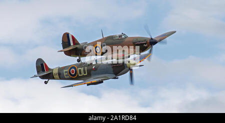 Hawker Hurricane Mk 1 P3717SW-P und Supermarine Spitfire MkVC AR 501 G-AWII im Flug Stockfoto