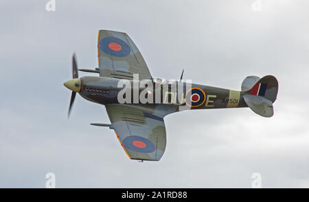 Supermarine Spitfire MkVC AR 501 G-AWII im Flug Stockfoto