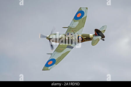 Supermarine Spitfire MkVC AR 501 G-AWII im Flug Stockfoto