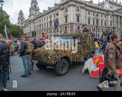 London, Großbritannien. 28 Sep, 2019. Hunderte kamen in Betrieb Zulu, der Protest gegen die Verfolgung der Oldier F' für den Mord der bürgerlichen Rechte Demonstranten in Londonderry zu 'Bloody Sunday' 1972 bis März. Parliament Square war mit motor bikes als Teil der Veranstaltung, welche Operation Rolling Thunder aufgerufen wurde beringt. Eine kleine Gruppe stand auf einen gepanzerten Wagen zu 'MOON' an das Parlament. Credit: Peter Marschall/Alamy leben Nachrichten Stockfoto