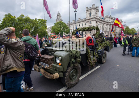 London, Großbritannien. 28 Sep, 2019. Hunderte kamen in Betrieb Zulu, der Protest gegen die Verfolgung der Oldier F' für den Mord der bürgerlichen Rechte Demonstranten in Londonderry zu 'Bloody Sunday' 1972 bis März. Parliament Square war mit motor bikes als Teil der Veranstaltung, welche Operation Rolling Thunder aufgerufen wurde beringt. Eine kleine Gruppe stand auf einen gepanzerten Wagen zu 'MOON' an das Parlament. Credit: Peter Marschall/Alamy leben Nachrichten Stockfoto