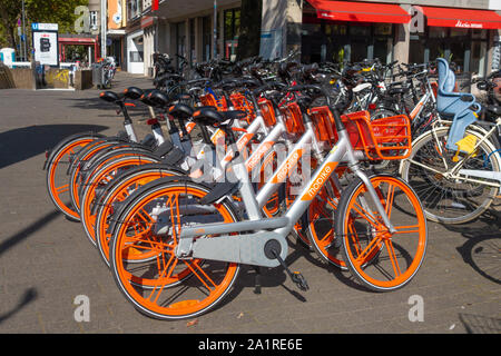 Mobike Leihfahrräder sind am Westbahnhof in Köln zur Verfügung. Stockfoto