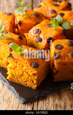 Pumpkin Bars mit Stücken von Schokolade und Minze close-up auf einer Schiefertafel Board auf dem Tisch. Vertikale Stockfoto