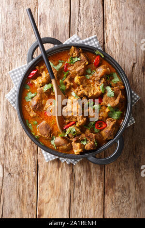 Hausgemachte langsam Lamm Rogan Josh close-up in einer Pfanne auf dem Tisch gekocht. Vertikal oben Ansicht von oben Stockfoto