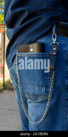 Leder Kette Brieftasche auf die hölzerne backgrond. - Bild Stockfoto