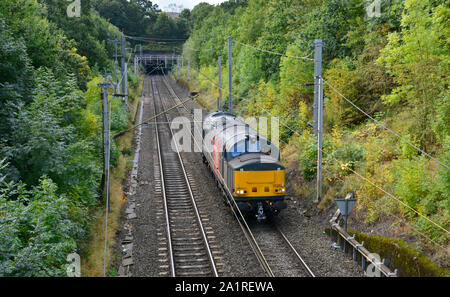 Bahnbetrieb Gruppe Klasse 37 37611 ergibt sich aus frauenkopf Hill Tunnel in Northampton, der Rückkehr von Wembley, Leicester Stockfoto