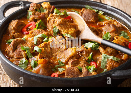 Traditionelles indisches Essen Lamm Rogan Josh close-up in einer Pfanne auf dem Tisch. Horizontale Stockfoto