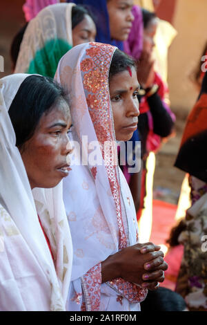 Gläubige Christen während eines Open air katholischen Service in Balipara Dorf, Assam, Indien Stockfoto