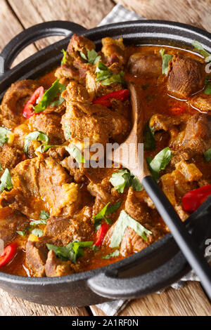 Indische würziger Eintopf Lamm Rogan Josh closeup in einer Pfanne auf dem Tisch. Vertikale Stockfoto