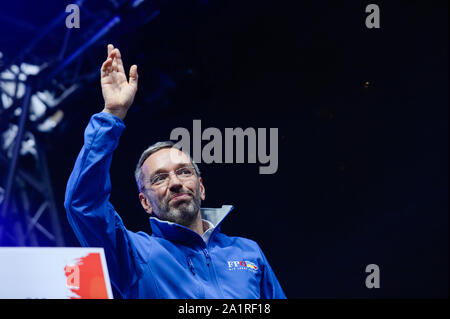 Wien, Österreich. 27 Sep, 2019. Der stellvertretende Chef der rechten Freiheitlichen Partei Österreichs (FPÖ) und ehemalige österreichische Innenminister Herbert Kickl spricht während einer Wahlkampfveranstaltung vor dem Sonntag snap Parlamentswahlen. Am 29. September 2019 Parlamentswahlen stattfinden wird als Ergebnis eines versteckte-Kamera Aufnahmen, wo die OeVP der Koalitionspartner, die rechtsextreme Freiheitliche Partei (FPÖ) wurde in einen Korruptionsskandal gefangen und brachte die Regierung. Credit: Omar Marques/SOPA Images/ZUMA Draht/Alamy leben Nachrichten Stockfoto