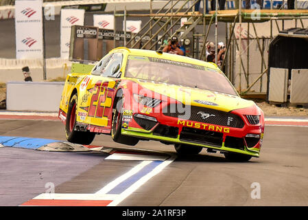 Concord, North Carolina, USA. 28 Sep, 2019. 22 Joey Logano während der ersten Übung in der NASCAR Monster Energy Cup 60. jährlichen Bank von Amerika ROVAL 400 Am 27. September 2019 in Charlotte Motor Speedway Straße Kurs in Concord, North Carolina Credit: Ed Clemente/ZUMA Draht/Alamy leben Nachrichten Stockfoto