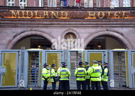 Polizisten außerhalb der eigentlichen Konferenz Hotel, The Midland, wie dem Parteitag der Konservativen Partei, 2019 in Manchester, UK, bereitet zu starten. Es gibt einen massiven Polizeiaufgebot und ein paar Demonstranten als die Debatte über Brexit erreicht einen Höhepunkt. Stockfoto