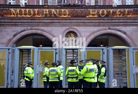 Polizisten außerhalb der eigentlichen Konferenz Hotel, The Midland, wie dem Parteitag der Konservativen Partei, 2019 in Manchester, UK, bereitet zu starten. Es gibt einen massiven Polizeiaufgebot und ein paar Demonstranten als die Debatte über Brexit erreicht einen Höhepunkt. Stockfoto