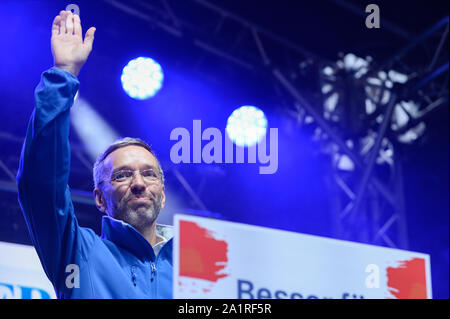 Wien, Österreich. 27 Sep, 2019. Der stellvertretende Chef der rechten Freiheitlichen Partei Österreichs (FPÖ) und ehemalige österreichische Innenminister Herbert Kickl spricht während einer Wahlkampfveranstaltung vor dem Sonntag snap Parlamentswahlen. Am 29. September 2019 Parlamentswahlen stattfinden wird als Ergebnis eines versteckte-Kamera Aufnahmen, wo die OeVP der Koalitionspartner, die rechtsextreme Freiheitliche Partei (FPÖ) wurde in einen Korruptionsskandal gefangen und brachte die Regierung. Credit: Omar Marques/SOPA Images/ZUMA Draht/Alamy leben Nachrichten Stockfoto