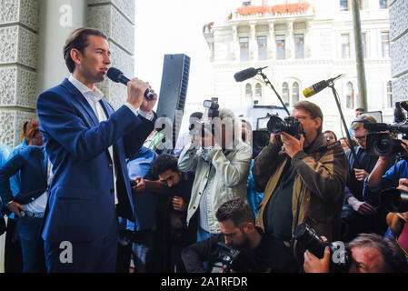 Wien, Österreich. 27 Sep, 2019. Österreichische Volkspartei Führer, Sebastian Kurz spricht während einer Wahlkampfveranstaltung vor dem Sonntag snap Parlamentswahlen. Am 29. September 2019 Parlamentswahlen stattfinden als Ergebnis einer versteckte-Kamera Aufnahmen, wo die OeVP der Koalitionspartner, die rechtsextreme Freiheitliche Partei (FPÖ) wurde in einen Korruptionsskandal gefangen und brachte die Regierung übernehmen. Credit: Omar Marques/SOPA Images/ZUMA Draht/Alamy leben Nachrichten Stockfoto