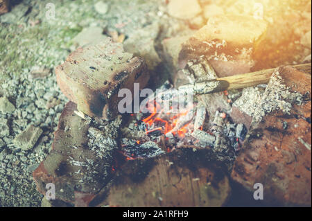 Die Kohlen aus dem Feuer. Ein Feuer in einem alten verlassenen Gebäude verbrannt. Stalker spiel Konzept Stockfoto