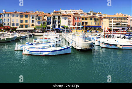 Boote im Mittelmeer Hafen von Cassis. Provence, Frankreich Stockfoto