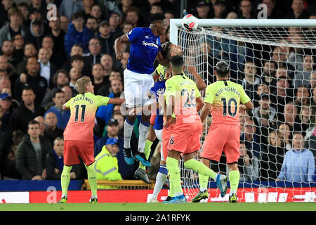 Everton ist yerry Mina gewinnt ein schneidwerk von Manchester City Nicolas Otamendi während der Premier League Spiel im Goodison Park, Liverpool. Stockfoto