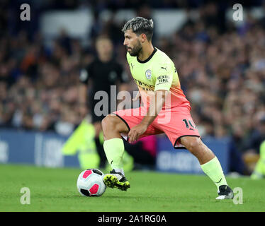 Liverpool, Merseyside, UK. 28 Sep, 2019. Fußball der englischen Premier League, Everton gegen Manchester City; Sergio Agüero von Manchester City steuert die Kugel in eine große Position - Streng redaktionelle Verwendung. Keine Verwendung mit nicht autorisierten Audio-, Video-, Daten-, Spielpläne, Verein/liga Logos oder "live" Dienstleistungen. On-line-in-Match mit 120 Bildern beschränkt, kein Video-Emulation. Keine Verwendung in Wetten, Spiele oder einzelne Verein/Liga/player Publikationen Quelle: Aktion plus Sport/Alamy leben Nachrichten Stockfoto