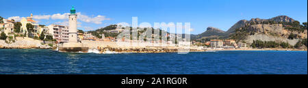 Der Hafen von Cassis in seinen Hügeln. Stockfoto