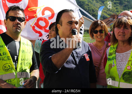 Sisteron, Frankreich. 28. September 2019. Gelbe Weste Demonstranten sowie ein lokaler Union gehen auf die Straße aus Protest gegen die vorübergehende Schließung von Sisteron Nacht der medizinischen Notdienste. Seit Anfang September gelb Demonstranten wieder Kundgebungen in Städten in ganz Frankreich am Samstag unterstützen, wieder nach einer Pause im Sommer. Credit: ZUMA Press, Inc./Alamy leben Nachrichten Stockfoto