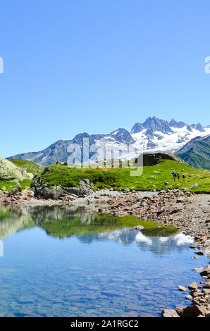 Atemberaubende Lac de Cheserys Cheserys, See in der Nähe von Chamonix-Mont-Blanc in den Französischen Alpen. Alpensee mit Schnee bedeckte Berge im Hintergrund. Frankreich Alpen, Tour du Mont Blanc Trail. Natur Hintergrund. Stockfoto