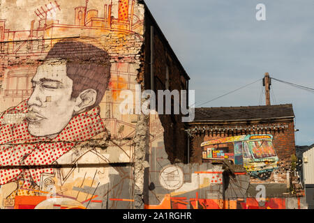 Street Art von Elphone (Maler/Illustrator) an einer Wand aus Slater Street, Liverpool, gemalt als Teil der Kontrast Wandbild Fest 2018. Stockfoto