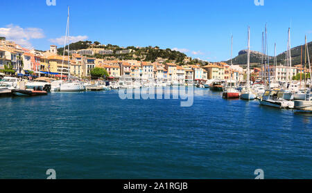 Boote im Mittelmeer Hafen von Cassis. Provence, Frankreich Stockfoto